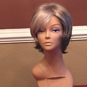 Noriko ‘Sky’ Sandy Silver. Synthetic wig